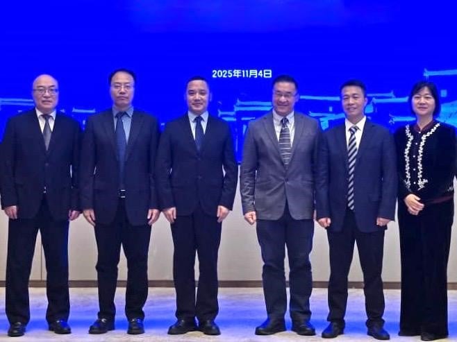 (古城版)颜天禄会见中国江西省上饶市人民政府副市长郭峰