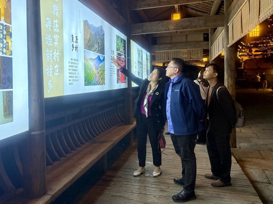 (古城版)颜天禄会见中国江西省上饶市人民政府副市长郭峰