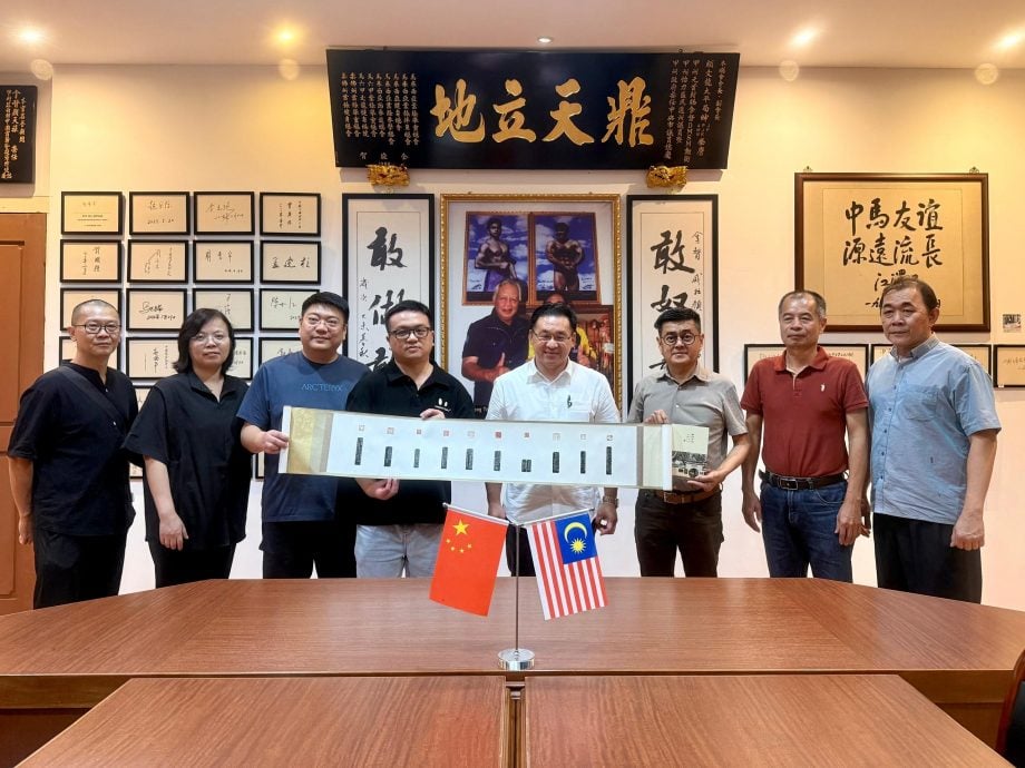 (古城版)颜天禄接见中国西泠印社社务委员会社团事务处处长戴海栋