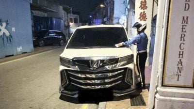 停黄线 停路中 停人行道……  乱停车罚 阻交通拖走