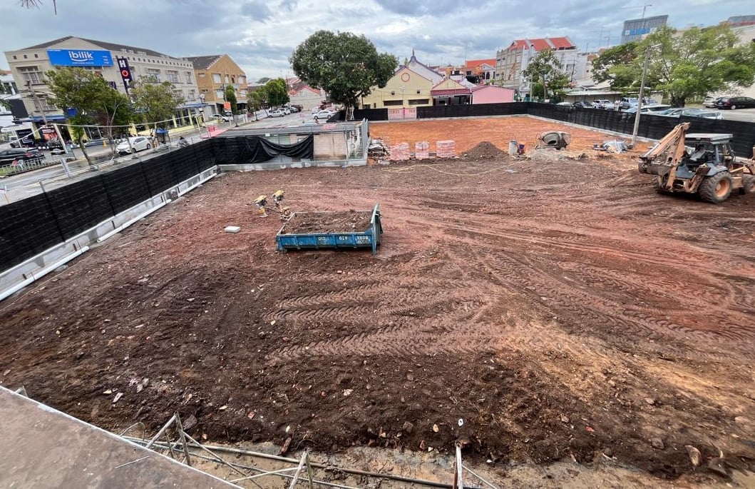 （古城第二版主文）敬业乐业——董事部与家教协会秉持热爱教育精神，投入大量心力推动校园建设。