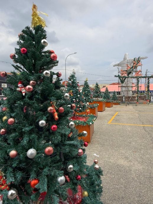 （古城第二版主文／签发）圣诞老人驾到·葡村处处洋溢温馨圣诞气息