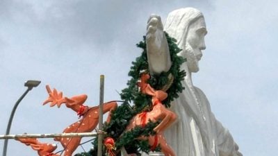 圣诞老人麋鹿雪人亮相了  葡村变身圣诞村