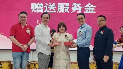 饶雪桃春风化雨38年 “最大成就 一生奉献教育”