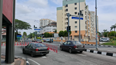 马六甲拉也23路 设防撞杆阻车插位