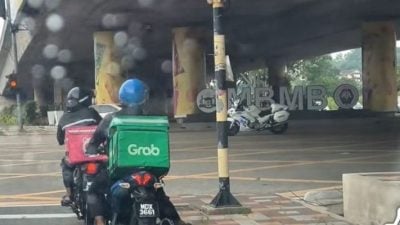 网传交警拦下让路VIP   魏喜森：救护车应先通行