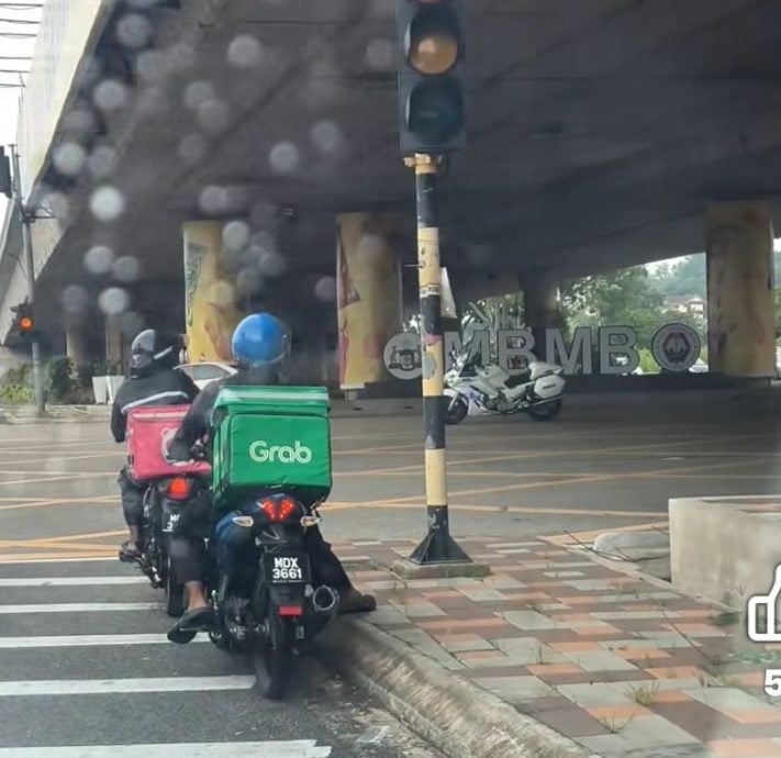 (古城第四版主文) // 救护车遇贵宾车队