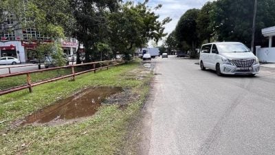 符龙川：摆摊停车变泥巴地   建议路肩草地铺柏油