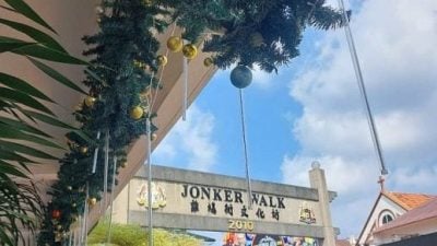 业者精心布置迎旅游旺季  圣诞老人出现老街