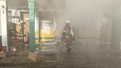 99便利店起火  烧毁一半店面