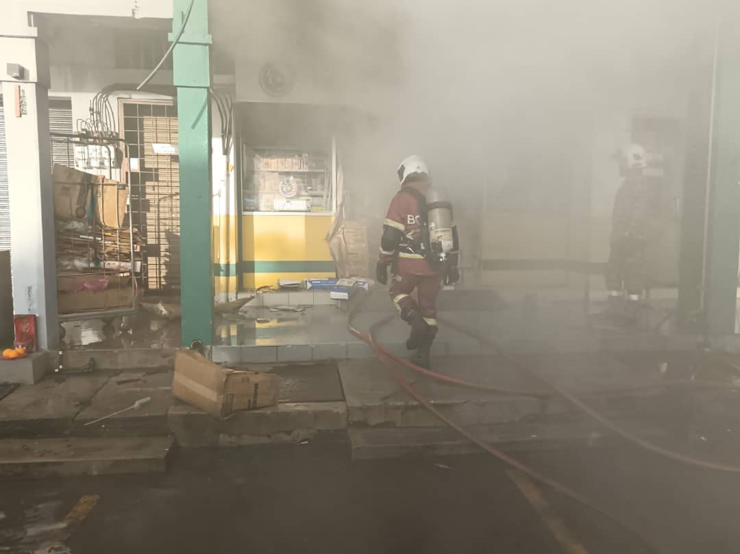 (大北马)99便利店起火 烧毁一半店面