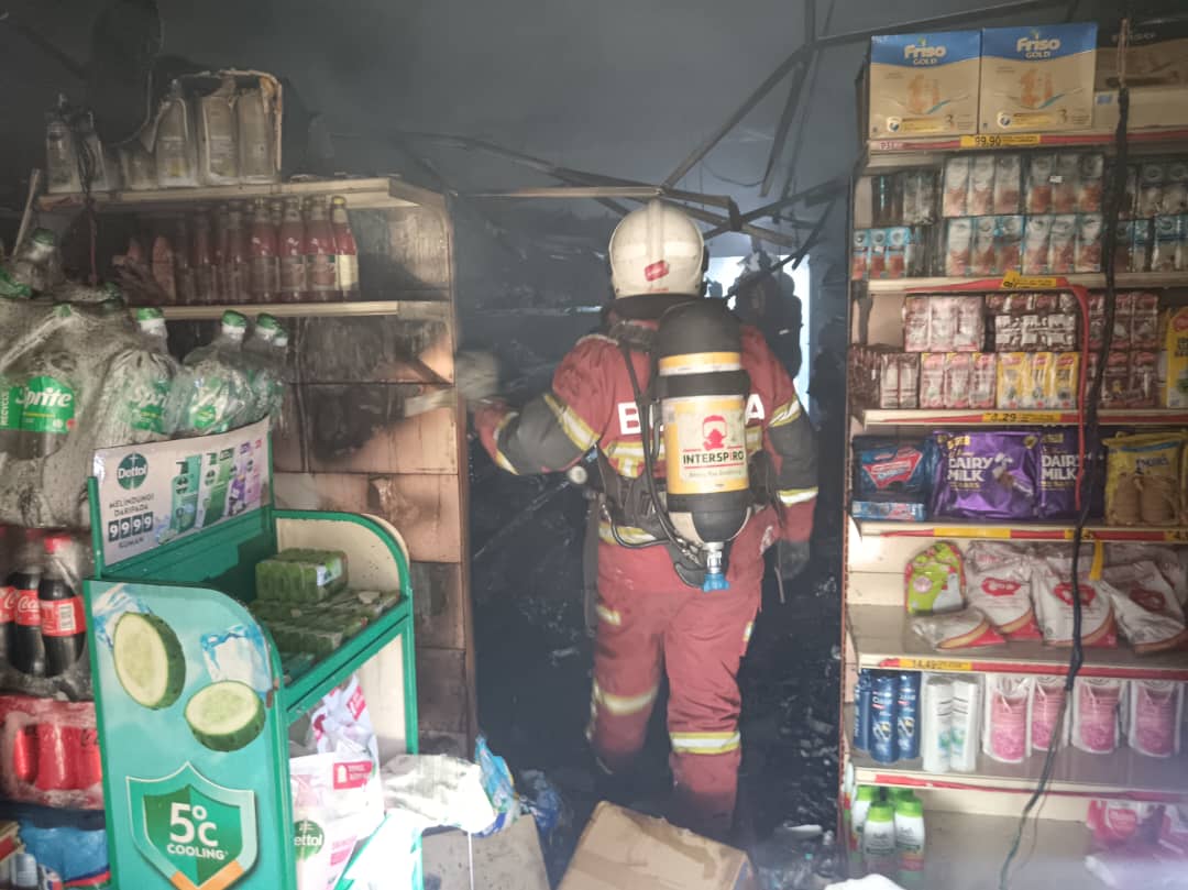 (大北马)99便利店起火 烧毁一半店面