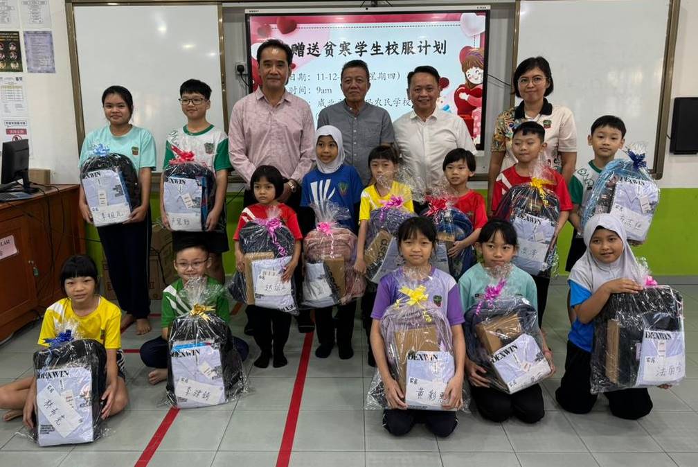 (大北马)俊辉公司连续5年送暖 2乡区学校34学生获赠书包校服