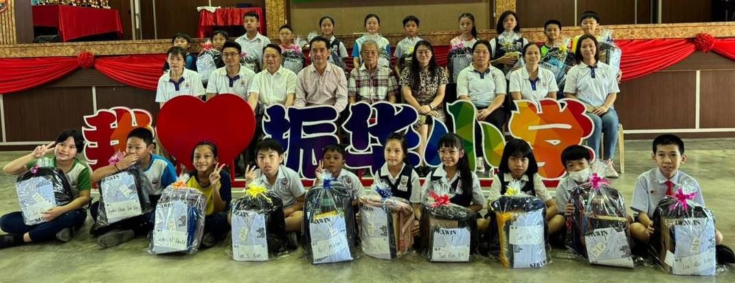 (大北马)俊辉公司连续5年送暖 2乡区学校34学生获赠书包校服