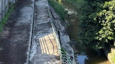 再里尔：州政府指示发展商 修复亚依淡弄浪河旁通道