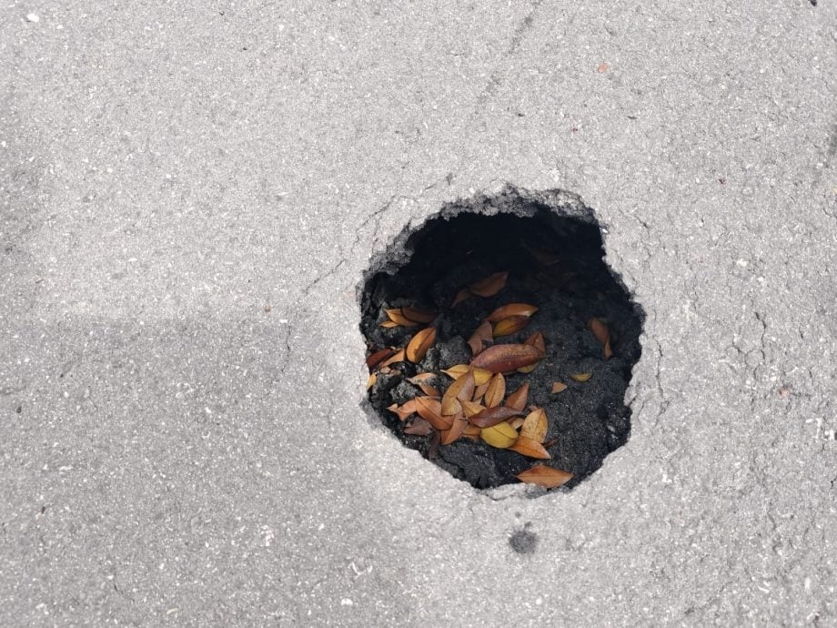 (大北马)北海威省市政厅大操场旁道路现坑洞