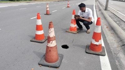 9月才重铺沥青   道路又出现坑洞