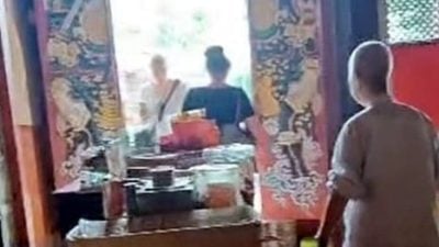 女庙祝赶外国游客   庙方：有精神问题已被停职