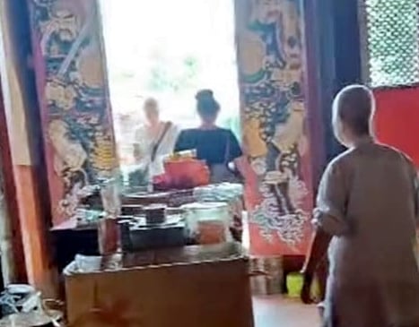 (大北马)女庙祝赶外国游客 蛇庙:有精神问题已被停职