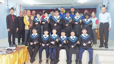 峇眼三目崇正小学毕业礼 毕业生捐681令吉给母校