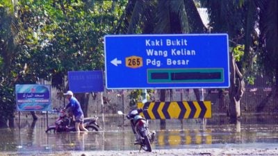 打苏路积水未全退续封路   水利灌溉局预计明午抽干