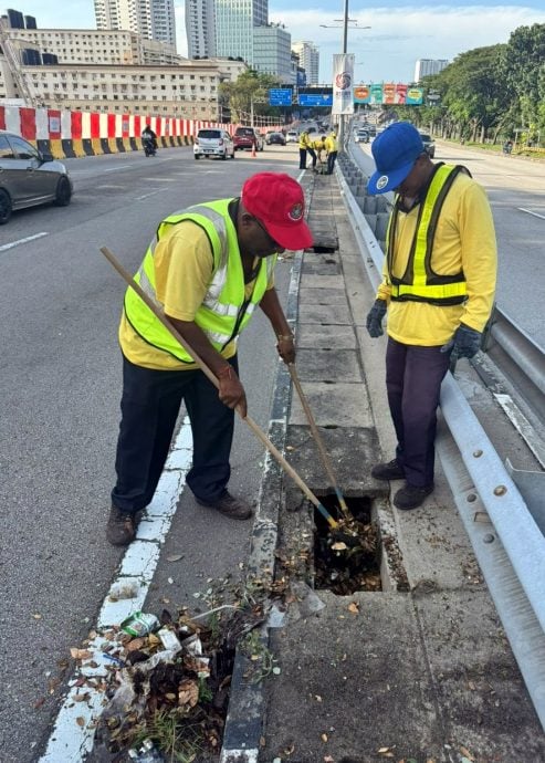 （大北马）敦林苍祐大道分界堤 两天清1.28公吨垃圾