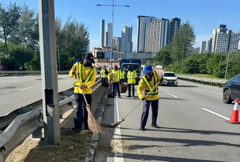 （大北马）敦林苍祐大道分界堤 两天清1.28公吨垃圾