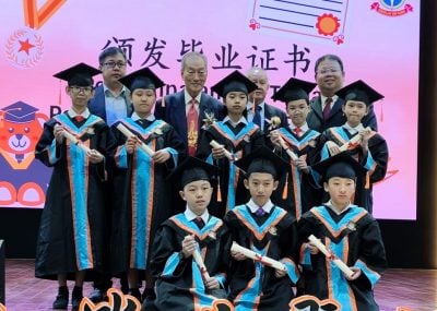 新江小学毕业礼　53学生戴上四方帽