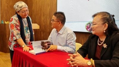 杨瑞清分享“花苞心态”教育心得    用真爱改变学生 打造和谐课堂