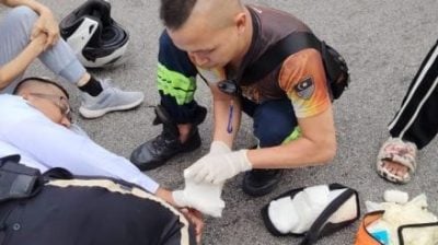 汽车突刹车  交警闪避不及撞上受伤