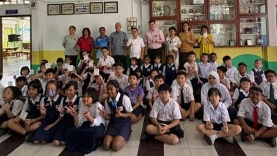 派发300份爱心校服援助券  彭加兰哥打学生居民受惠