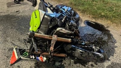 超级摩托撞U转轿车   骑士当场身亡