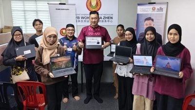 黄佳祯赞助电脑   盼大专生毕业后回馈吉打