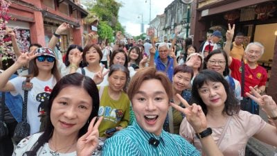 王郑浚仁回乡陪游　带香港粉丝玩转槟城