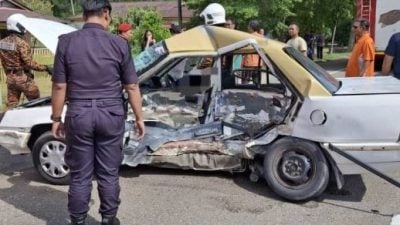 2汽车相撞   1司机夹毙车内