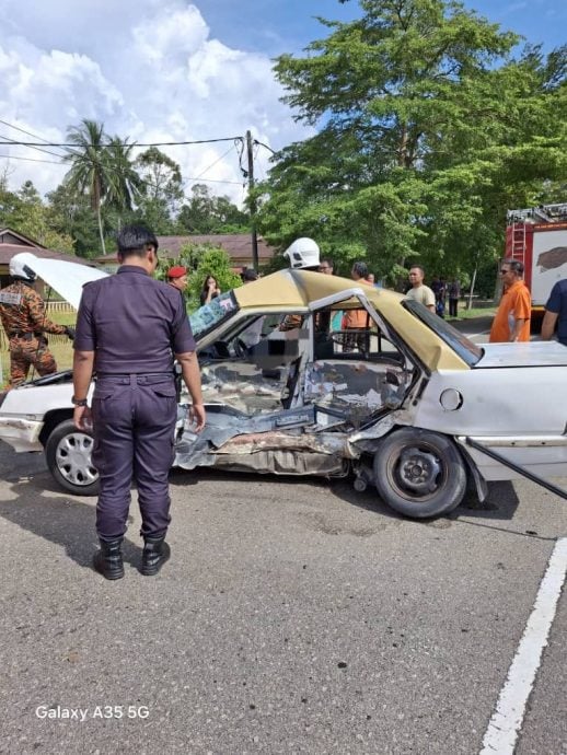 2汽车相撞 1司机夹毙车内