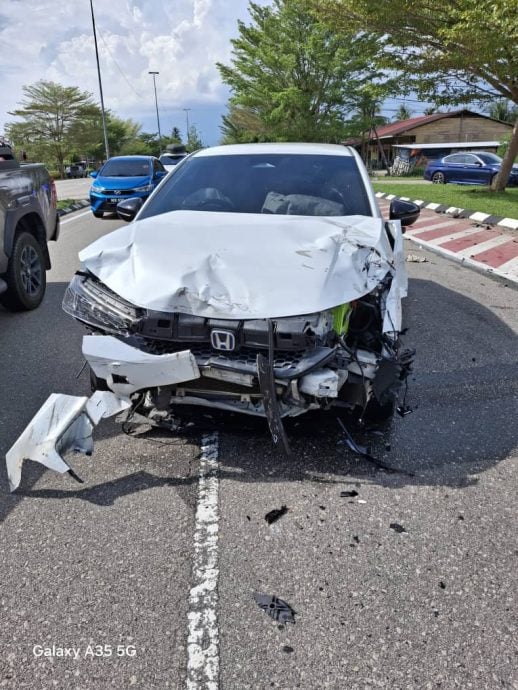 2汽车相撞 1司机夹毙车内