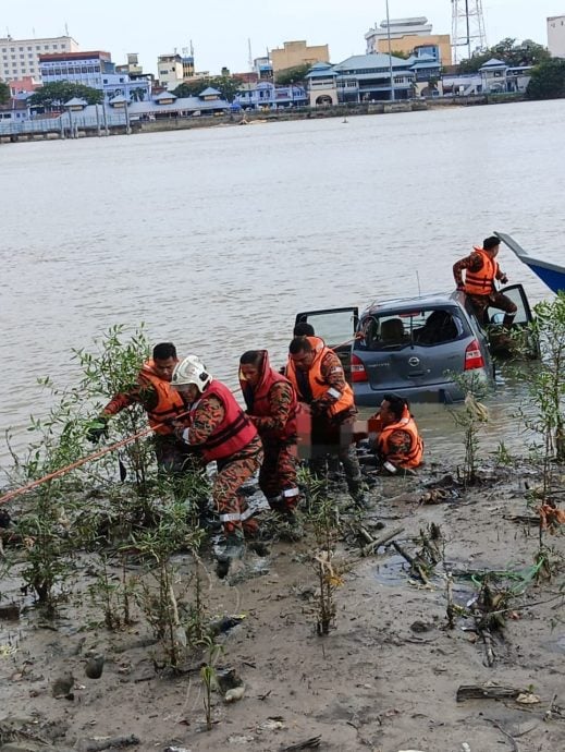 东甲丹绒亚葛斯公园   车坠河女子亡