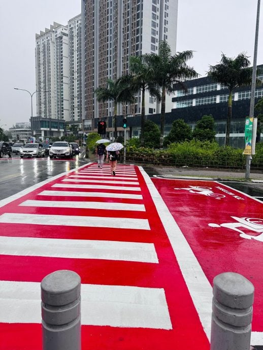 依城市政厅辖区马路增亮点   红色摩托车停车区抢眼