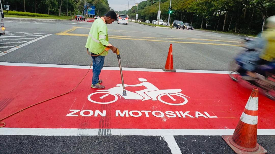 依城市政厅辖区马路增亮点   红色摩托车停车区抢眼