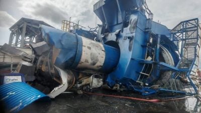 发电厂起重机翻覆   酿2死3伤