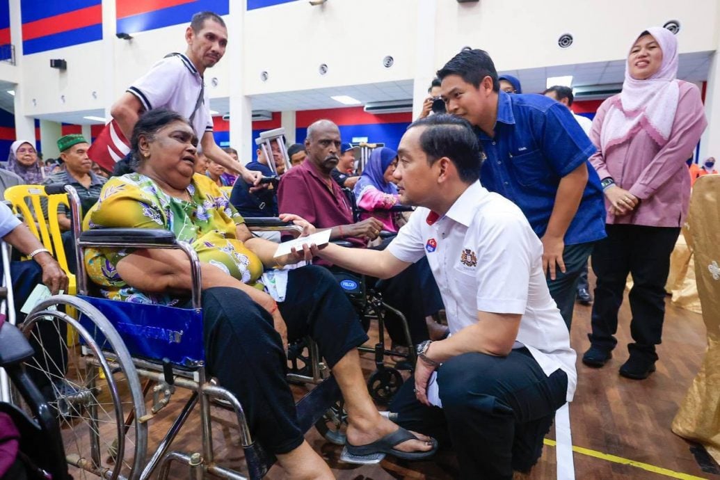 大臣返选区颁关爱援助   吗什5376人受惠