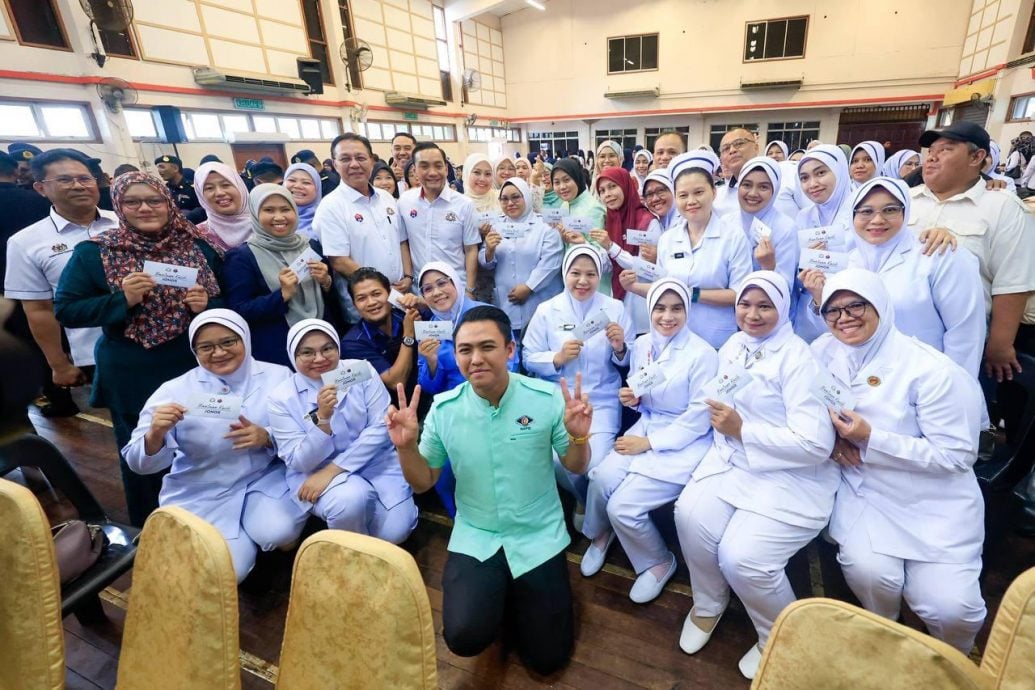 大臣返选区颁关爱援助   吗什5376人受惠