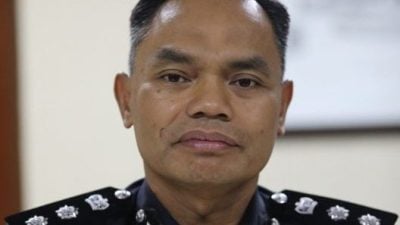 失控撞路灯  61岁德士司机当场身亡