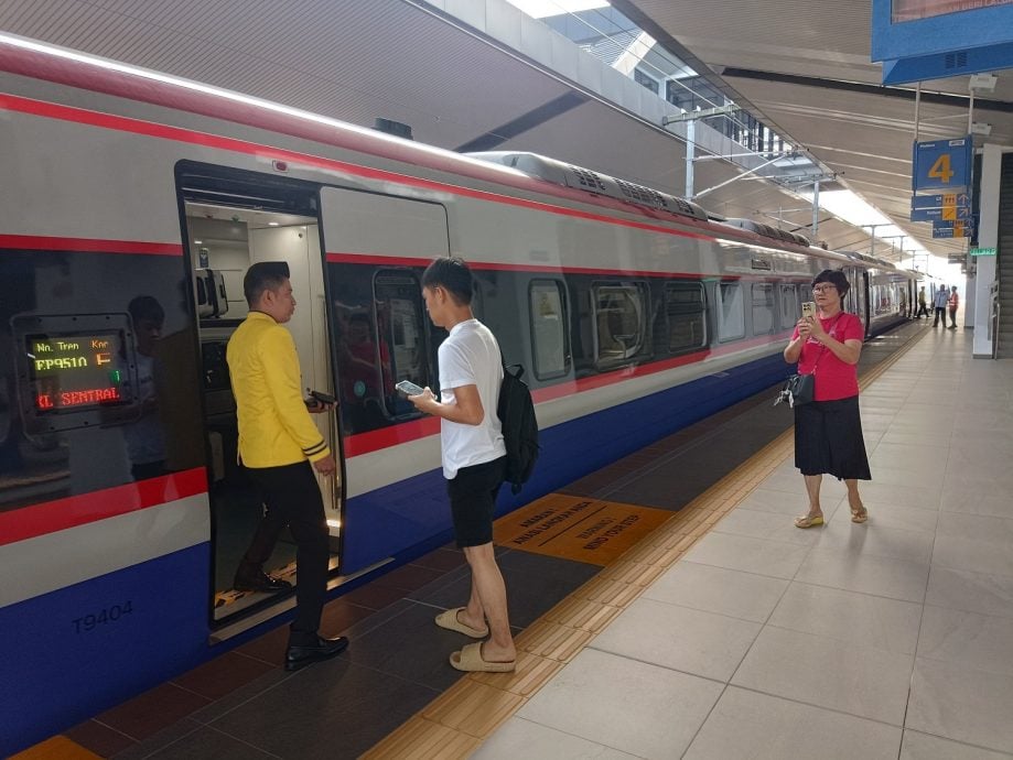 拉央拉央也有ETS 首趟列车迎3乘客