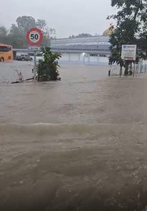新山午后雷雨酿闪电水灾   道路积水 树倒 活动舞台坍塌