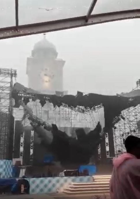 新山午后雷雨酿闪电水灾   道路积水 树倒 活动舞台坍塌