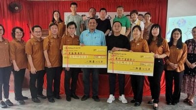 哥打与丰盛港11华小   79学生获一批善心人士颁助学金