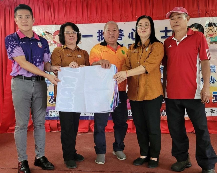 (已签发)柔:来自哥打与丰盛港11华小 79学生获一批善心人士颁助学金