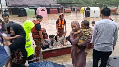 幼儿园34人包括婴儿受困水灾 消拯员乘救生艇施救